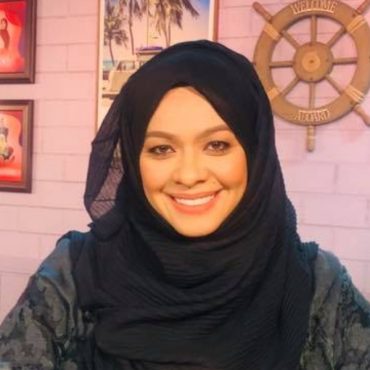Ustazah Sharifah Khasif tegur trend 'tudung terbang'.