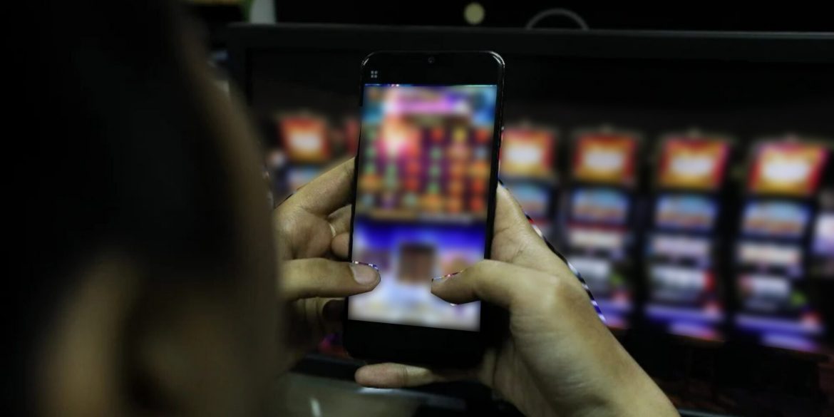 Tipu NGO Dakwa Tak Mampu Bayar Yuran Universiti, Pelajar 'Kantoi' Guna RM5,000 Berjudi Online
