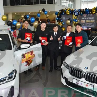 usahawan di Johor memberi hadiah kereta kepada pekerja