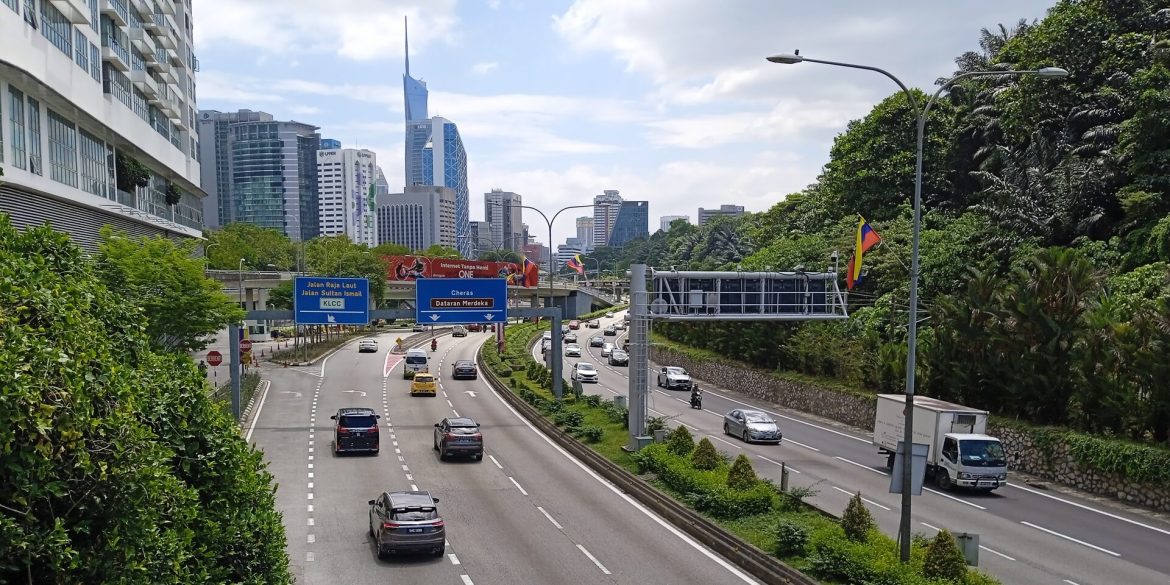Mat Saleh Puji Kereta Sewa Malaysia Murah, Pemandu Lebih Berhemah Daripada Negara Lain