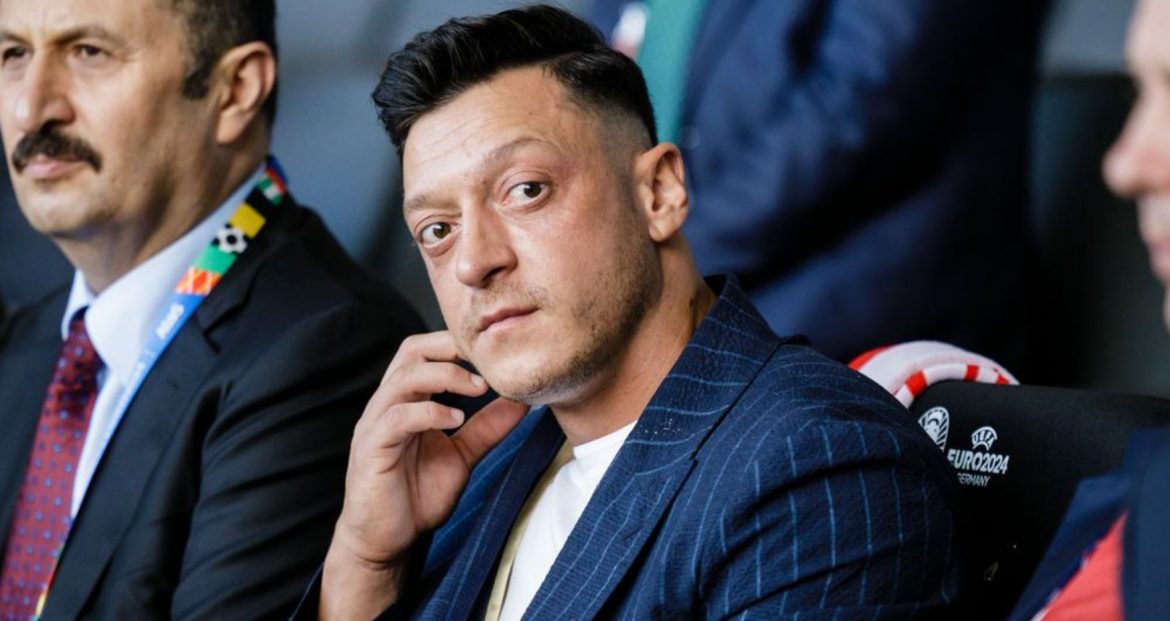 Ozil masuk politik