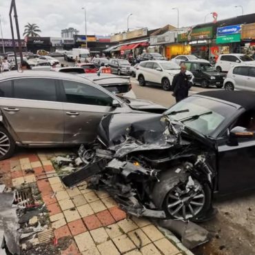 Terbabas Langgar 4 Kenderaan, Polis Cari Pemandu Audi Larikan Diri