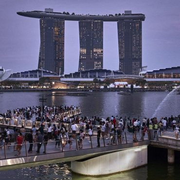 'Kita Rasa Kaya Berbelanja Di Malaysia, Realiti Kita Sesak Di Negara Sendiri' – Tokoh Usahawan Singapura