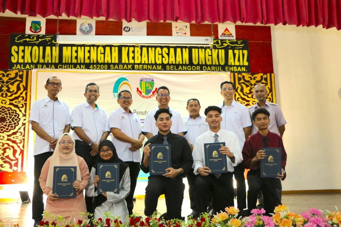 Lima Pelajar SMK Ungku Aziz Terima Biasiswa MNRB, Bukti Pelajar Luar Bandar Boleh Berjaya 