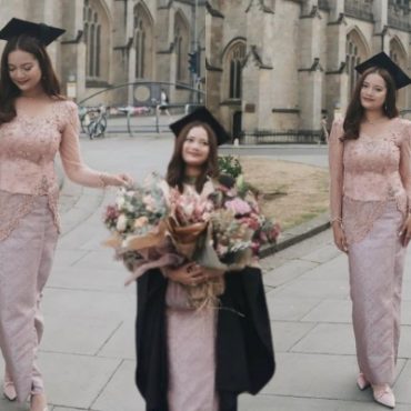 Leona Berjaya Tamatkan Pengajian, Manis Berkebaya Merah Jambu Di UK