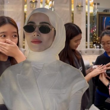 [VIDEO] Madammu Hadiahkan Cincin Berlian Untuk Dua Anak Gadis – ‘Sebelum Suami Awak Beli, Mummy Belikan Dulu’