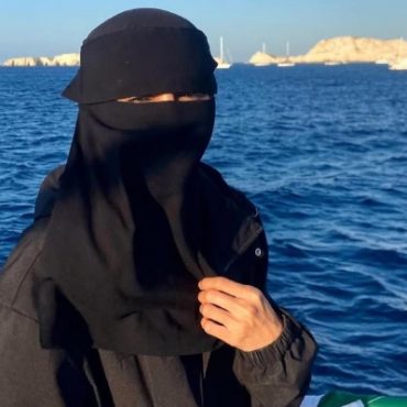 ‘Melutut Dalam Keadaan Berpanas, Disuruh Buka Stokin, Tudung Ditarik, Baju Digunting’ – Zizi Kirana Kongsi Pengalaman Sebagai Tahanan