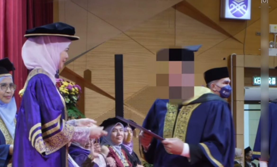 Netizen Kritik Graduan UiTM Selamba Minta Tengku Permaisuri Hajah Norashikin Untuk Pandang Kamera