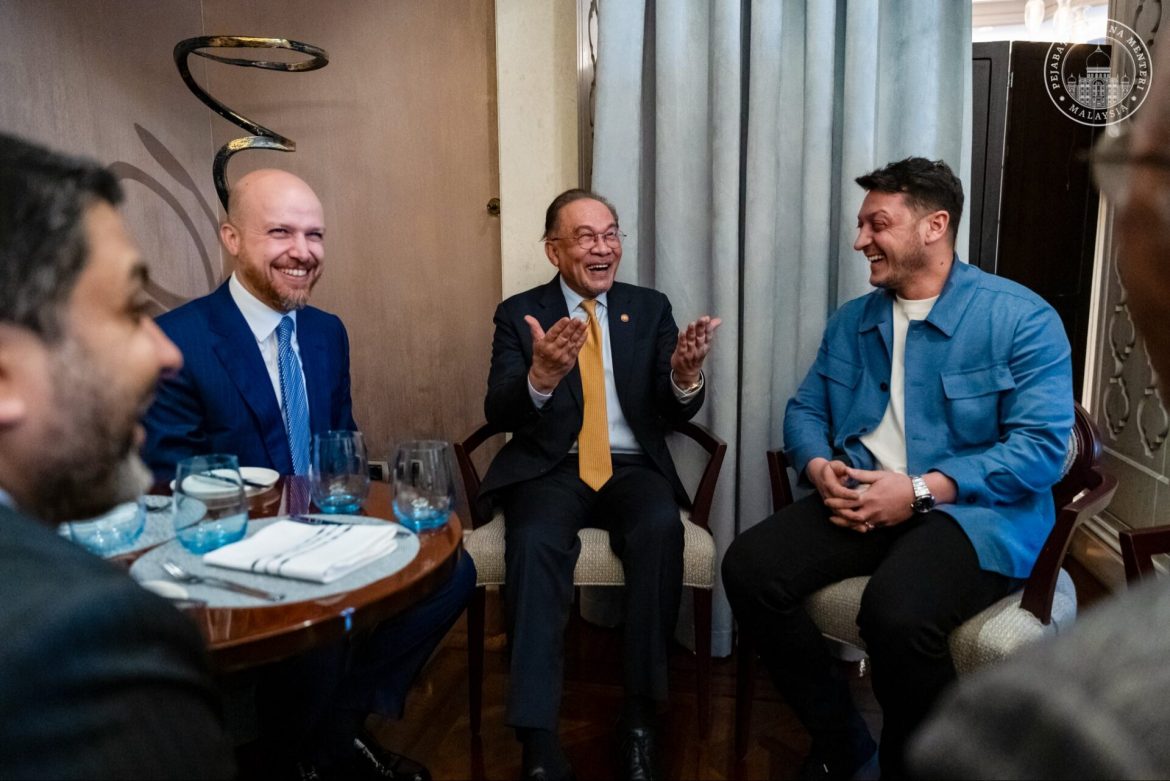 Ozil Dan Datuk Seri Anwar Ibrahim Bincang Tentang Ummah, Gaza Dan Bola Sepak