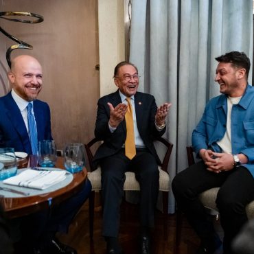 Ozil Dan Datuk Seri Anwar Ibrahim Bincang Tentang Ummah, Gaza Dan Bola Sepak