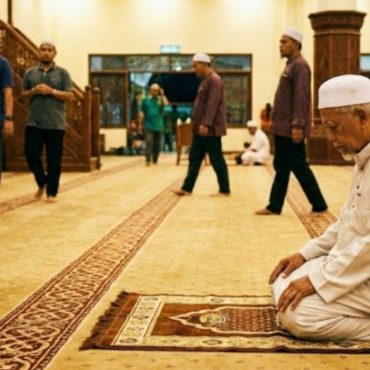 Adab Melintas Di Hadapan Orang Solat: Mengapa Penghalang Saf Itu Penting?