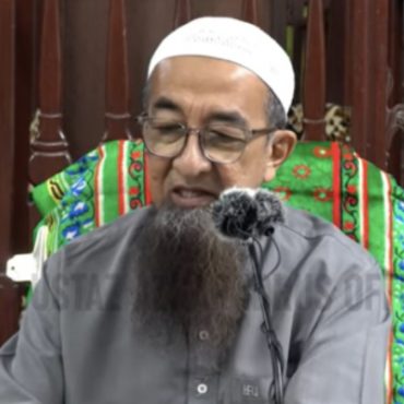 [VIDEO] Tengah ‘Bersama’ Tiba-Tiba Azan Berkumandang, Perlu Berhenti Atau Teruskan? Ini Jawapan Ustaz Azhar Idrus