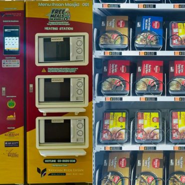 Khas Untuk Asnaf & Pelajar, Masjid Di Shah Alam Ini Sediakan 'Vending Machine' Makanan Percuma