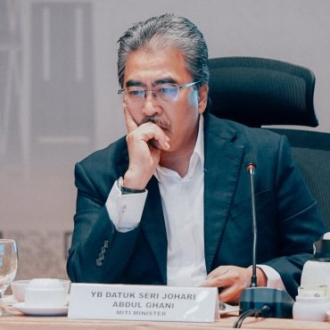 'Kerajaan Pantau Perkembangan Selepas Tarif Trump Dibatalkan' – Datuk Johari