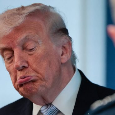 Tindakan Drastik Trump: Sekatan Selat Hormuz Lonjak Harga Minyak Global 8%