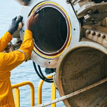 Di Sebalik Pam Petrol: Bagaimana Minyak Dari Perut Bumi Sampai ke Kenderaan Anda?