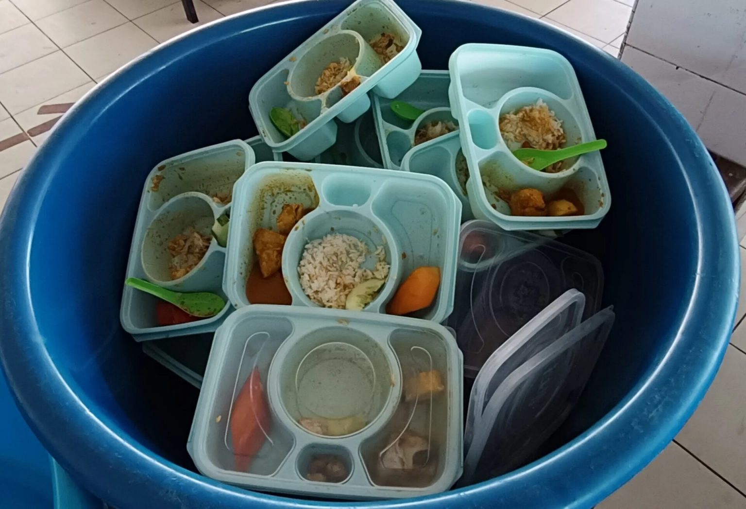‘Kat Rumah Makan Sedap Sangat Ke?’ – Tular Makanan RMT Penuh Tong ...