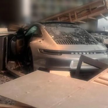 Wanita Warga Emas Tersilap Tekan Pedal Minyak, Porsche Rempuh Lobi Hotel