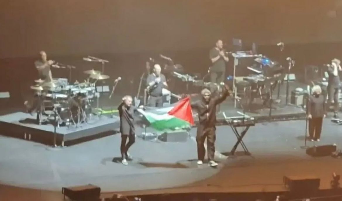 Kumpulan Massive Attack Diharamkan Masuk Singapura Selepas Kibarkan Bendera Pal*stina Di Atas Pentas