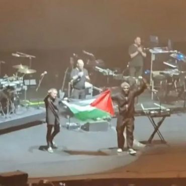 Kumpulan Massive Attack Diharamkan Masuk Singapura Selepas Kibarkan Bendera Pal*stina Di Atas Pentas