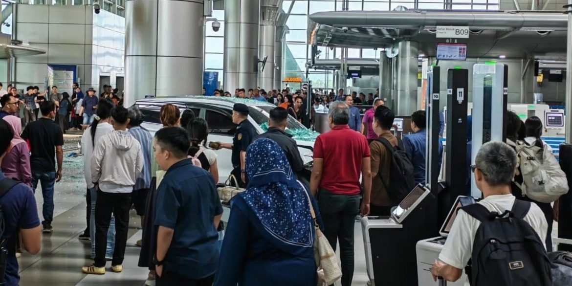 Terlupa Masuk Gear 'P', Punca SUV Meluncur Rempuh Pintu Kaca Balai Pelepasan KKIA