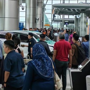 Terlupa Masuk Gear 'P', Punca SUV Meluncur Rempuh Pintu Kaca Balai Pelepasan KKIA